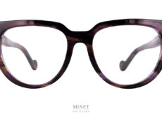 Les Lunettes Moncler ML5084 sont de grandes lunettes optique de forme papillonnante. Sur les branches, le logo est blanc, ce qui signifie qu'il s'agit de la collection dame. 