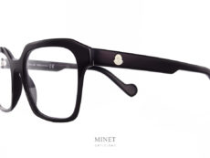Moncler ML5099 01 . Grandes lunettes noires de luxe en acétate de cellulose. Les branche épaisses sont montées du célèbre logo de la Maison. Le Logo blanc nous indique qu'il s'agit d'un modèle pour dames.