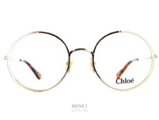 Les Chloé CH 0040o sont de très belles lunettes optiques pour dames. L'originalité de cette monture tient dans la jolie bande colorée se trouvant sur les côtés temporaux des cerclages. 