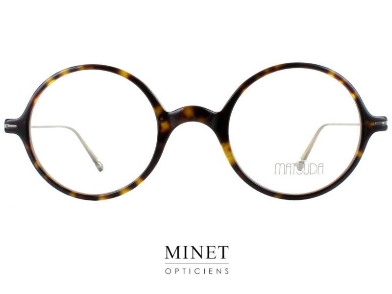 Explorez l'élégance minimaliste avec les lunettes optiques Matsuda M2054 Les lunettes optiques Matsuda M2054 incarnent l'essence de la sophistication discrète. Leur design fin et ovale offre une esthétique délicate qui se distingue par son minimalisme raffiné. Fabriquée à partir d'acétate de cellulose japonais de haute qualité, la face des lunettes allie légèreté et durabilité, offrant un confort exceptionnel tout au long de la journée. Un Design Subtil et Raffiné Les lunettes optiques Matsuda M2054 se démarquent par leur silhouette fine et ovale, qui ajoute une touche de délicatesse à votre look. Malgré leur petite taille, ces montures captivent par leur élégance intemporelle et leur allure chic. Elles sont le choix idéal pour ceux qui apprécient la simplicité et l'élégance dans leur style. Des Branches en Titane Élégantes Les branches des lunettes optiques Matsuda M2054 complètent parfaitement leur design épuré. Fabriquées en titane, elles sont à la fois fines et élégantes, ajoutant une touche de sophistication sans être ciselées. Leur finition impeccable et leur intégration harmonieuse dans la monture soulignent le souci du détail et la qualité artisanale de la marque. Confort et Qualité Supérieure Malgré leur finesse, les lunettes optiques Matsuda M2054 offrent un confort exceptionnel et une qualité de fabrication irréprochable. L'acétate de cellulose japonais assure une sensation agréable sur la peau, tandis que le titane garantit une durabilité et une résistance aux chocs. Ces lunettes sont conçues pour durer, tout en ajoutant une touche d'élégance à votre quotidien. Conclusion En conclusion, les lunettes optiques Matsuda M2054 sont l'incarnation de l'élégance minimaliste et du savoir-faire artisanal. Leur design fin, associé à des branches en titane élégantes, en fait un accessoire de mode incontournable pour ceux qui recherchent la qualité et le style. Optez pour la sophistication discrète avec les lunettes optiques Matsuda M2054, et laissez votre personnalité briller avec subtilité et élégance.