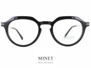 Découvrez l'élégance rétro avec les lunettes optiques Matsuda M2057 Les lunettes optiques Matsuda M2057 incarnent le mariage parfait entre style rétro et minimalisme contemporain. Leur forme pantos, associée à des détails subtils et à une construction de qualité, en fait un accessoire de mode incontournable pour ceux qui recherchent l'élégance intemporelle dans leur style quotidien. Une Esthétique Rétro Raffinée Les lunettes optiques Matsuda M2057 arborent une forme pantos classique, qui ajoute une touche de rétro à votre look. La face en acétate, légèrement épaissie, est conçue pour mettre en valeur le sourcil grâce à des angles accentués, créant ainsi une esthétique distinctive et élégante. Des Détails Subtils en Titane Les branches des lunettes optiques Matsuda M2057 sont un véritable chef-d'œuvre de design et d'ingénierie. Fabriquées en titane de très haute qualité, elles sont prisent comme un étrier dans des charnières superbes qui viennent subtilement devant la face. Ce design minimaliste crée un effet visuel saisissant, mettant en valeur la pureté et la simplicité de la monture. Confort et Durabilité Malgré leur taille réduite, les lunettes optiques Matsuda M2057 offrent un confort exceptionnel et une durabilité remarquable. L'acétate de haute qualité assure une sensation agréable sur la peau, tandis que le titane garantit une résistance aux chocs et une légèreté incomparable. Ces lunettes sont conçues pour être portées toute la journée, sans compromis sur le style ou le confort. Conclusion En conclusion, les lunettes optiques Matsuda M2057 sont une déclaration de style pour ceux qui apprécient l'élégance rétro et le design contemporain. Avec leur forme pantos classique, leurs détails subtils et leur construction de qualité, ces lunettes ajoutent une touche de sophistication à chaque tenue. Optez pour le minimalisme raffiné avec les lunettes optiques Matsuda M2057, et laissez votre style parler pour vous avec assurance et élégance.