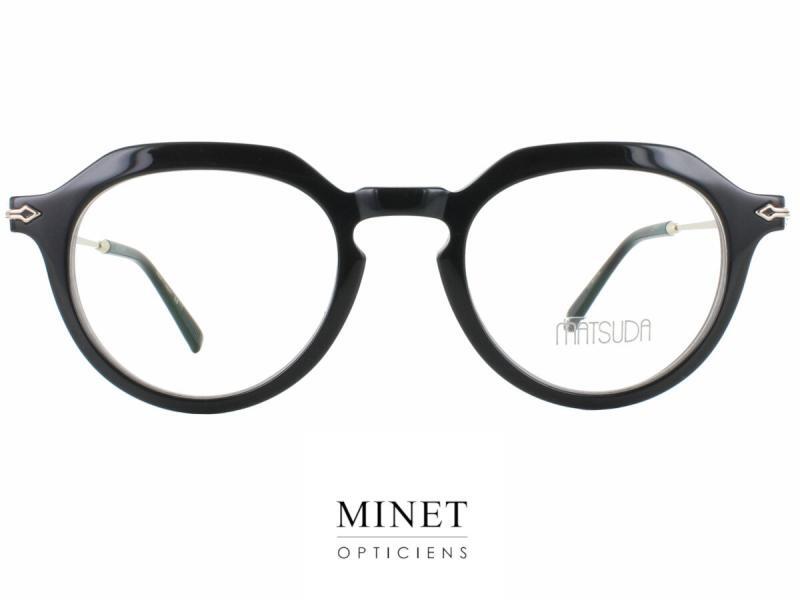 Découvrez l'élégance rétro avec les lunettes optiques Matsuda M2057 Les lunettes optiques Matsuda M2057 incarnent le mariage parfait entre style rétro et minimalisme contemporain. Leur forme pantos, associée à des détails subtils et à une construction de qualité, en fait un accessoire de mode incontournable pour ceux qui recherchent l'élégance intemporelle dans leur style quotidien. Une Esthétique Rétro Raffinée Les lunettes optiques Matsuda M2057 arborent une forme pantos classique, qui ajoute une touche de rétro à votre look. La face en acétate, légèrement épaissie, est conçue pour mettre en valeur le sourcil grâce à des angles accentués, créant ainsi une esthétique distinctive et élégante. Des Détails Subtils en Titane Les branches des lunettes optiques Matsuda M2057 sont un véritable chef-d'œuvre de design et d'ingénierie. Fabriquées en titane de très haute qualité, elles sont prisent comme un étrier dans des charnières superbes qui viennent subtilement devant la face. Ce design minimaliste crée un effet visuel saisissant, mettant en valeur la pureté et la simplicité de la monture. Confort et Durabilité Malgré leur taille réduite, les lunettes optiques Matsuda M2057 offrent un confort exceptionnel et une durabilité remarquable. L'acétate de haute qualité assure une sensation agréable sur la peau, tandis que le titane garantit une résistance aux chocs et une légèreté incomparable. Ces lunettes sont conçues pour être portées toute la journée, sans compromis sur le style ou le confort. Conclusion En conclusion, les lunettes optiques Matsuda M2057 sont une déclaration de style pour ceux qui apprécient l'élégance rétro et le design contemporain. Avec leur forme pantos classique, leurs détails subtils et leur construction de qualité, ces lunettes ajoutent une touche de sophistication à chaque tenue. Optez pour le minimalisme raffiné avec les lunettes optiques Matsuda M2057, et laissez votre style parler pour vous avec assurance et élégance.