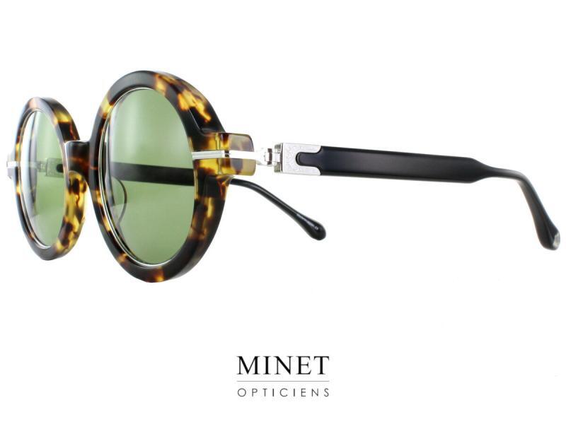 Découvrez l'élégance intemporelle avec les lunettes de soleil Matsuda M2059 Les lunettes de soleil Matsuda M2059 sont une ode à la simplicité et à l'élégance des formes rondes. Fabriquées avec le même souci du détail et la même expertise que leurs homologues optiques, ces montures ajoutent une touche de sophistication à votre look estival. Un Design Rétro Chic Les lunettes de soleil Matsuda M2059 arborent une silhouette ronde classique qui évoque le charme rétro des années passées. Cette forme intemporelle est un choix élégant pour ceux qui recherchent un style vintage avec une touche de modernité. Des Matériaux de Qualité Supérieure Comme les autres modèles de la gamme Matsuda, les lunettes de soleil M2059 sont fabriquées avec des matériaux de la plus haute qualité. L'acétate japonais offre une sensation agréable sur la peau, tandis que les détails en titane ajoutent une touche de raffinement à l'ensemble.