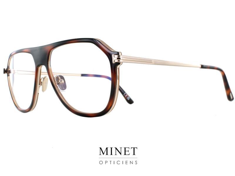 Découvrez l'élégance masculine avec les lunettes optiques Tom Ford TF5934-B Les lunettes optiques Tom Ford TF5934-B sont une expression ultime de luxe et de sophistication, parfaitement conçues pour l'homme moderne. Cette grande monture de forme pilote incarne un mélange audacieux de matériaux et de design, offrant à la fois style et fonctionnalité. Design de Forme Pilote La forme pilote emblématique des Tom Ford TF5934-B est synonyme d'élégance et de classe intemporelle. Cette silhouette classique, revisitée par Tom Ford, apporte une touche contemporaine à un design traditionnel, rendant ces lunettes parfaites pour une utilisation quotidienne ou des occasions spéciales. Matériaux de Haute Qualité La face des lunettes est en acétate de couleur écaille, ajoutant une richesse visuelle et une profondeur de couleur qui se marie parfaitement avec une variété de tenues. Une plaque en métal dorée traverse toute la face, intégrée dans l'acétate, ajoutant un contraste saisissant et une touche de luxe. Ce détail métallique distinctif donne une allure sophistiquée et élégante à l'ensemble de la monture. Branches Dorées et Ajustement Optimal Les branches des lunettes TF5934-B sont en métal doré, complétant harmonieusement la plaque frontale dorée et ajoutant une continuité esthétique. Ces branches dorées ne sont pas seulement élégantes mais aussi robustes, assurant une durabilité à long terme. La monture est également équipée de plaquettes nasales réglables, permettant un ajustement personnalisé pour un confort optimal tout au long de la journée. Confort et Style En plus de leur esthétique luxueuse, les lunettes optiques Tom Ford TF5934-B sont conçues pour offrir un confort exceptionnel. Les matériaux de haute qualité et les détails de design réfléchis garantissent que ces lunettes ne sont pas seulement un accessoire de mode, mais aussi une pièce fonctionnelle et confortable à porter. Conclusion En conclusion, les lunettes optiques Tom Ford TF5934-B sont une déclaration de style et de sophistication pour l'homme moderne. Avec leur forme pilote classique, leur construction en acétate écaille agrémentée d'une plaque en métal dorée, et leurs branches dorées, ces lunettes offrent un mélange parfait de luxe et de fonctionnalité. Optez pour les Tom Ford TF5934-B et faites l'expérience d'une élégance intemporelle et d'un confort exceptionnel.