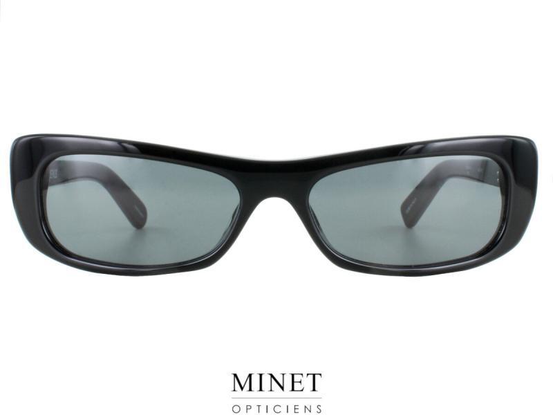 Lunettes de Soleil Jacquemus Capri Élégance Rectangulaire Cat-Eye Les lunettes de soleil Jacquemus Capri allient une élégance rectangulaire avec une touche de style cat-eye. Conçues pour les femmes modernes, ces lunettes offrent un look sophistiqué et distinctif. Design en Acétate de Haute Qualité Fabriquées en acétate de haute qualité, les lunettes Capri sont à la fois robustes et légères. Ce matériau assure durabilité et confort, permettant un port prolongé sans inconfort. Monture Rectangle Cat-Eye Opaque La monture rectangulaire cat-eye opaque des lunettes Capri est à la fois chic et audacieuse. Ce design unique met en valeur le visage et ajoute une touche de glamour à n'importe quelle tenue. Verres Teintés pour une Protection Optimale Les lunettes Jacquemus Capri sont dotées de verres teintés, offrant une protection UV 400. Cette protection efficace contre les rayons nocifs du soleil assure la sécurité de vos yeux tout en vous permettant de profiter de vos activités en plein air. Logo Doré Élégant sur la Branche Le logo doré Jacquemus sur la branche des lunettes Capri ajoute une touche d'élégance et de raffinement. Cette signature discrète mais luxueuse reflète la qualité et le prestige de la marque. Lunettes Fines et Confortables Malgré leur design audacieux, les lunettes Capri sont assez fines, offrant un confort optimal. Leur légèreté permet un port confortable tout au long de la journée, sans sacrifier le style. Accessoire de Mode Indispensable Les lunettes de soleil Jacquemus Capri ne sont pas seulement un accessoire de protection, mais aussi une déclaration de mode. Elles ajoutent une touche sophistiquée et tendance à votre look, que vous soyez en vacances ou en ville. Disponibles en Différents Coloris Le modèle Capri est disponible en plusieurs coloris pour s'adapter à tous les goûts et styles. Chaque couleur est soigneusement sélectionnée pour sublimer votre apparence et compléter votre garde-robe. Trouvez un Point de Vente Découvrez les lunettes de soleil Jacquemus Capri chez nos revendeurs agréés. Visitez l'un de nos points de vente pour essayer ce modèle unique et profiter de conseils personnalisés. Nos experts vous aideront à trouver la paire parfaite pour vous. Les lunettes Jacquemus Capri combinent design élégant, qualité supérieure et fonctionnalité. Rendez-vous dans nos boutiques pour ajouter cette pièce distinctive à votre collection d'accessoires.